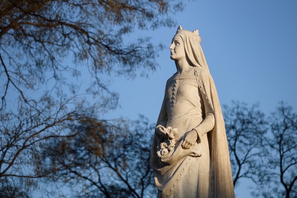 Szent Erzsébet szobra a Rózsák tere templom előtt