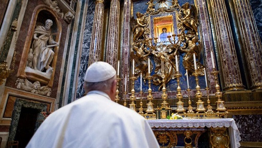 Ferenc pápa tisztelete a Mária-kegykép előtt